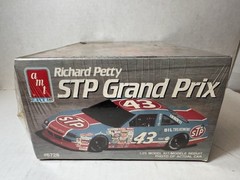 AMT Richard Petty STP Pontiac Grand Prix 1/25 Model Kit #6728 1990 (NEW SEALED)