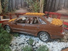 WRECKED FORD TAURUS SHO IN CORNER JUNKYARD DIORAMA SCENE !! COOL DETAILS