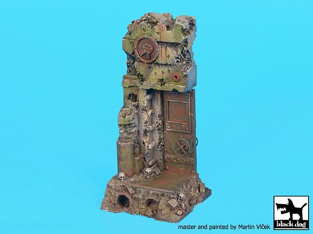 Black Dog 1/35 Post Apocalyptic Entrance Section w/Metal Door Base (6x6cm) FD014