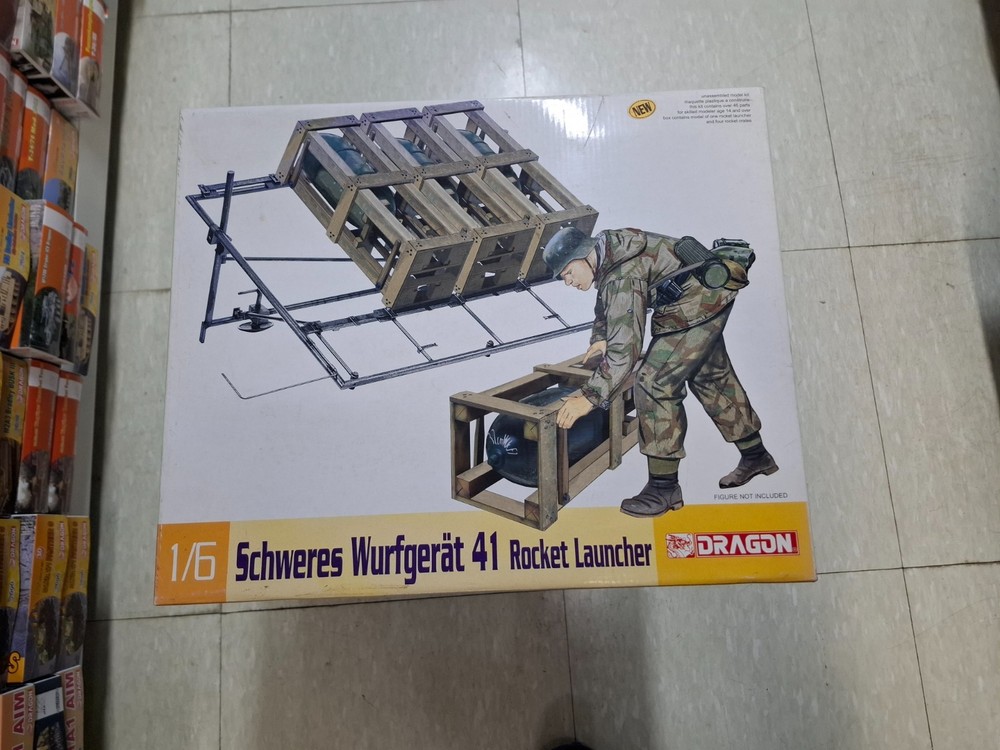 Dragon #75007 1/6 Schweres Wurfgerat 41 Rocket Launcher-Box was damaged