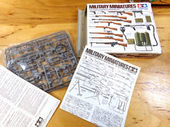 Italeri Model Kit #326 1/4 Ton 4×4 Ambulance Jeep Plus 2 Military Miniatures