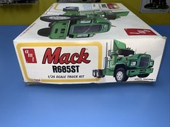 Vintage Original AMT Mack R685ST Semi Tractor Model Kit T535