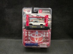M2 Machines 1985 Toyota Truck – 1:64 Scale Diecast Model Kit (R88)