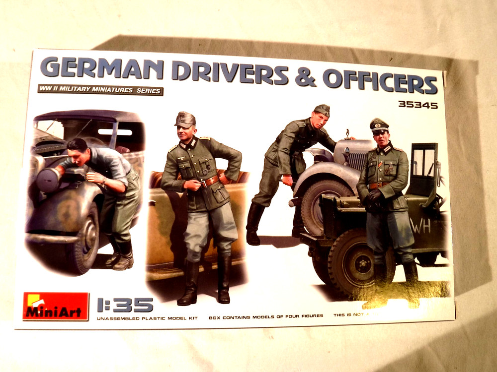 1/35 MiniArt WWII 4 German Soldiers 2 Officers & 2 Driver / Mechanics # 35345