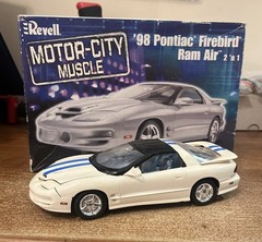 Revell Motor City Muscle – 1998 Pontiac Firebird Ram Air 2’n1 – PRO BUILT MODEL
