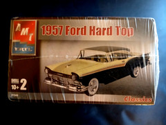 Model Kit 1957 Ford Hardtop 2n1 Kit AMT Classics 1:25