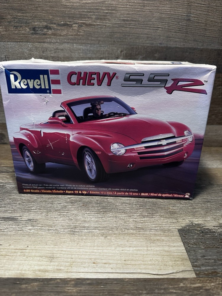 Revell #85-7691 Model kit Chevy SSR 1/25 Scale 2003 Kit New Complete