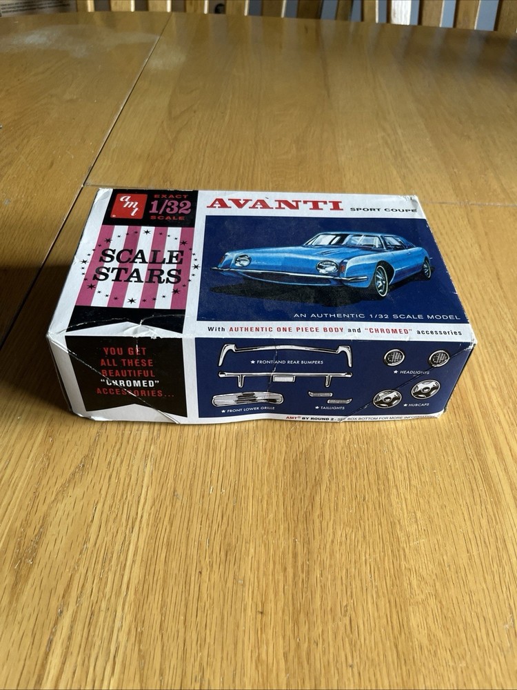 AVANTI SPORT COUPE AMT 1/32 SCALE MODEL KIT Box & Parts