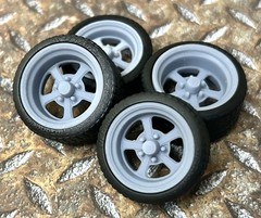 1/24 Scale: 21/20 Inch “Billet Dominator” Wheels With Wide Rear Street Tires