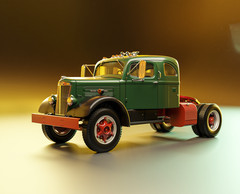 1/25 White WB-Series Sleeper Cab Full Resin Kit with Diesel Engine Included