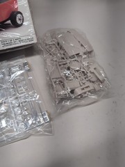 AMT Ertl 6899 1:25 Scale 1932 Ford Phaeton New Open Box Sealed Parts