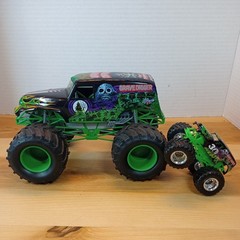 Revell Grave Digger Monster Jam Truck SnapTite Model 5″ x8″ with a Hot wheels