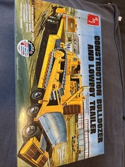 AMT 1218/06 CONSTRUCTION BULLDOZER & LOWBOY TRAILER MODEL KIT- -1/25 SCALE