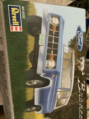 Revell 85-4320 Ford Bronco 4X4 TRUCK 1/25 Model Car Mountain KIT vintage estate