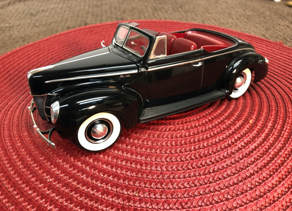 REVELL 1/25 1940 FORD CONVERTIBLE FACTORY BUILT BOX ART STUDIO DISPLAY MODEL
