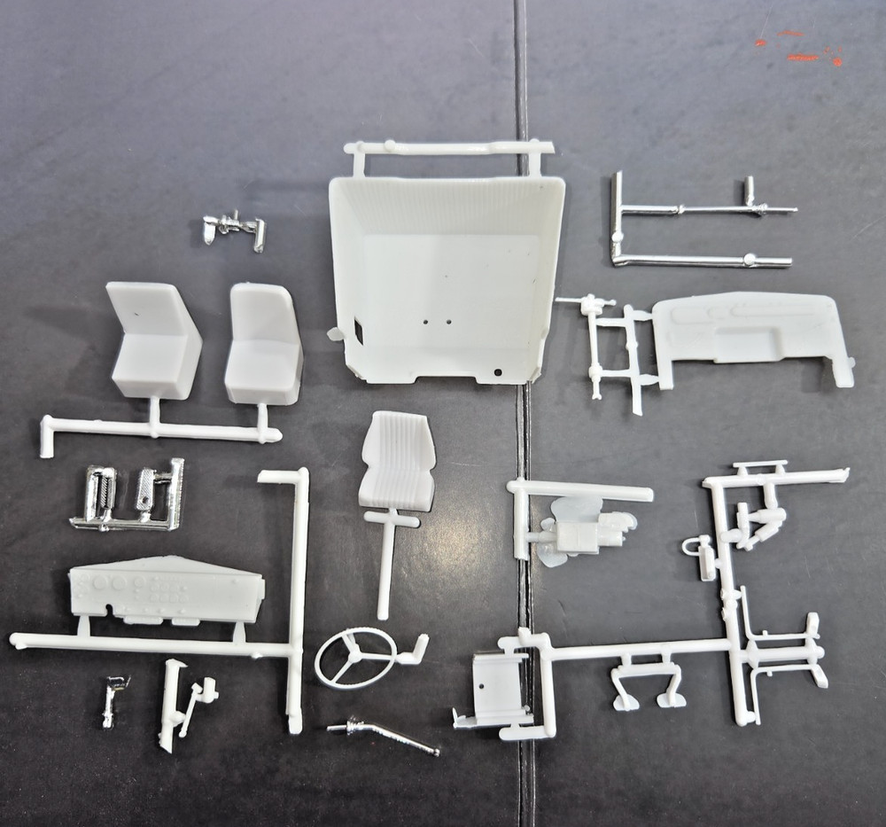 AMT 1021/06 1/25 Scale Kenworth Conventional W925 Parts Kit Complete Interior