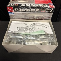 AMT 31543 1957 Chevy Hard Top model kit