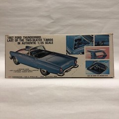 AMT Vintage 1957 Ford Thunderbird Modern Classic 1/25 Scale Model