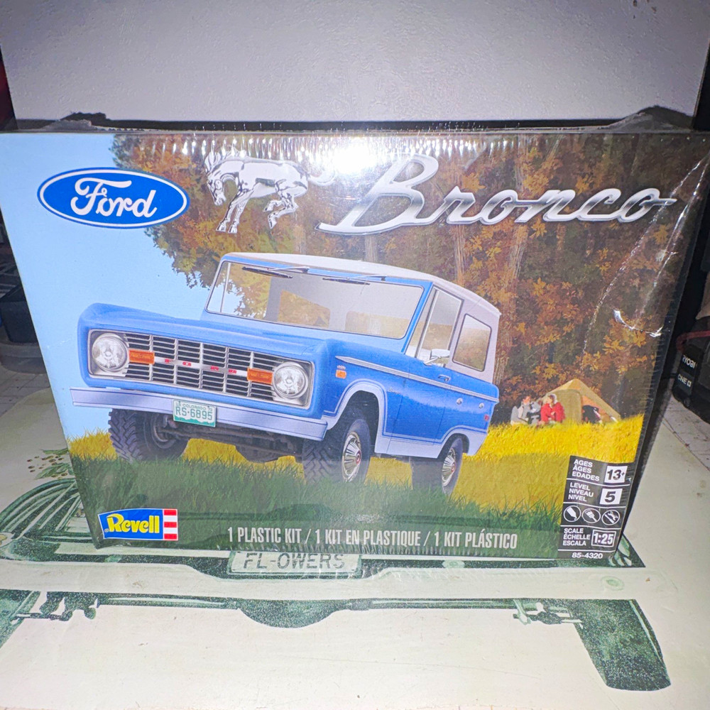 Revell Ford Bronco 1:25 Plastic Model Car Kit Skill 5 Expert Ages 13+ 85-4320