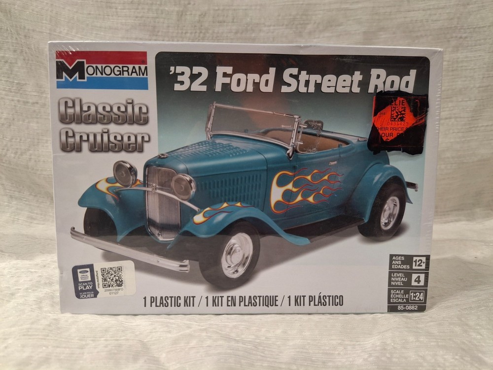 Model Kit 1932 Ford Street Rod Monogram Classic Cruiser 1:24 Skill Level 4 NEW!