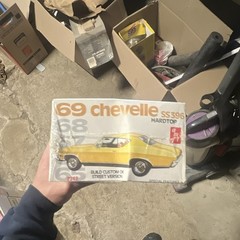 AMT ‘69 Chevelle Hardtop SS 396 1/25 Scale Model Kit