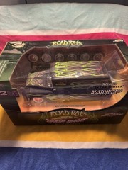Jada Toys Road Rats ’57 Chevy Suburban 1:24 Diecast Model Kit Extra Wheels
