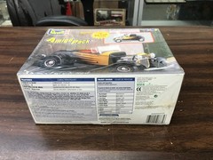 Revell Amigo Pack ’32 Ford Street Rod 1:24 Model Kit w 1:64 Die Cast NEW 2001