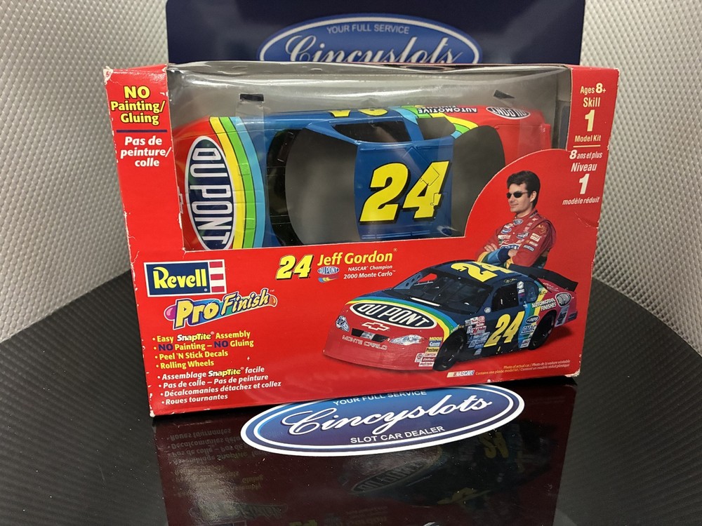 REVELL #24 DUPONT NASCAR 1998 CHEVROLET J. GORDON SNAPTITE MODEL KIT 1/24