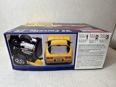 Monogram 1995 Corvette ZR-1 1:24 Model Kit #2455 & Batman Comic (complete)