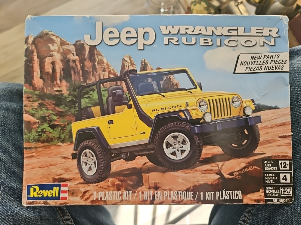 Revell Jeep Wrangler Rubicon 1:25 Scale Plastic Model Kit 85-4501 New in Box