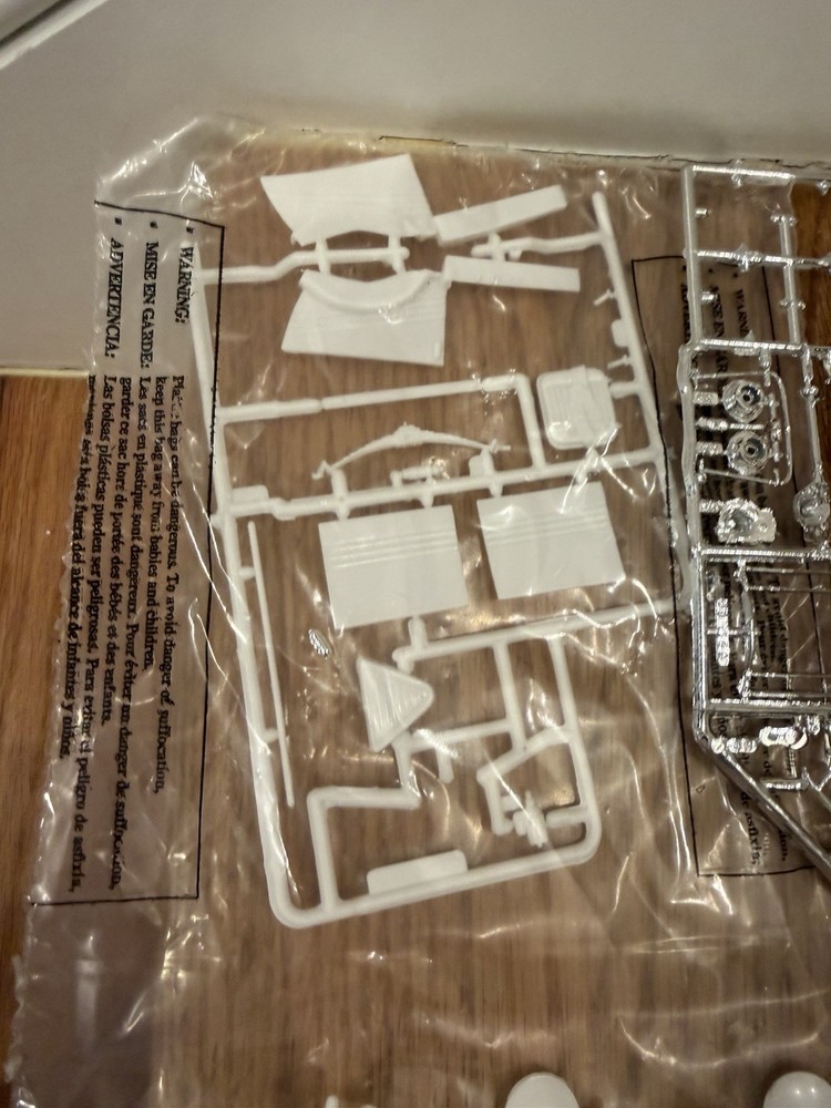 Revell Orange Crate ’32 Ford Sedan 1:25 Plastic Model Kit Opening Doors Parts