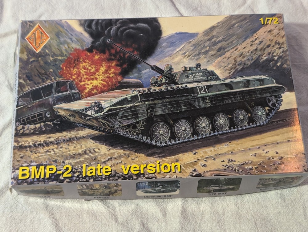 RARE: BMP-2 Modern Tracked APC Ukraine WARSAW PACT plastic model 1:72 NEW