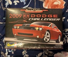 2009 Revell Dodge Challenger SRT8 Special Edition Series 1/25 Model Kit Open Box