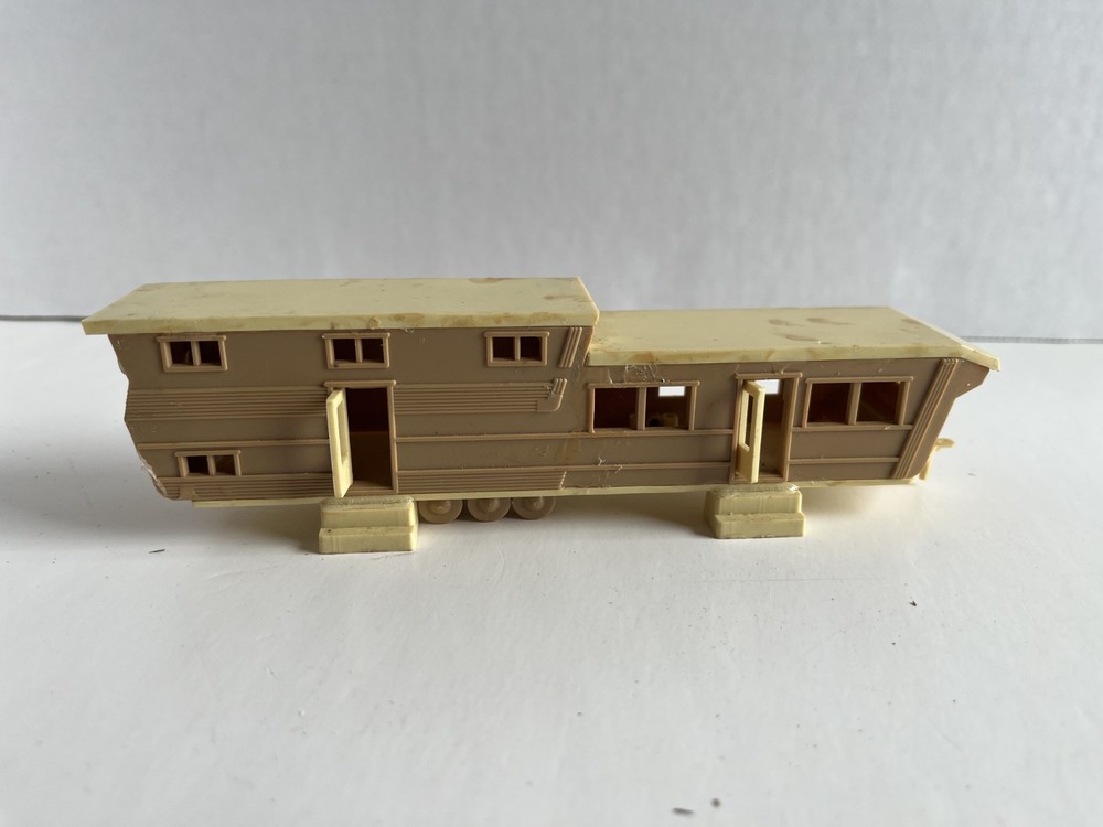 BACHMANN – HO Scale – TRAVEL TRAILER – Camper Caravan- Tan/Yellow – Vintage!