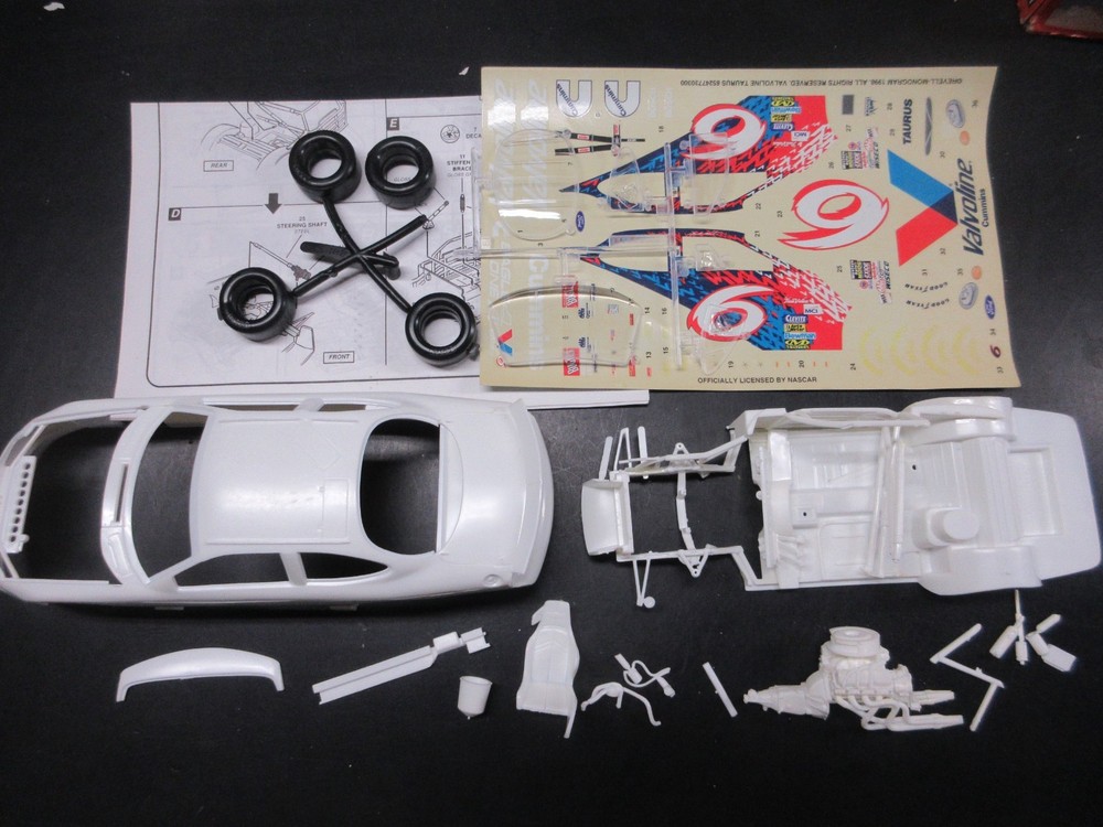 REVELL 1/24 #6 VALVOLINE MARK MARTIN TAURUS #2477 bagged kit LOT#101