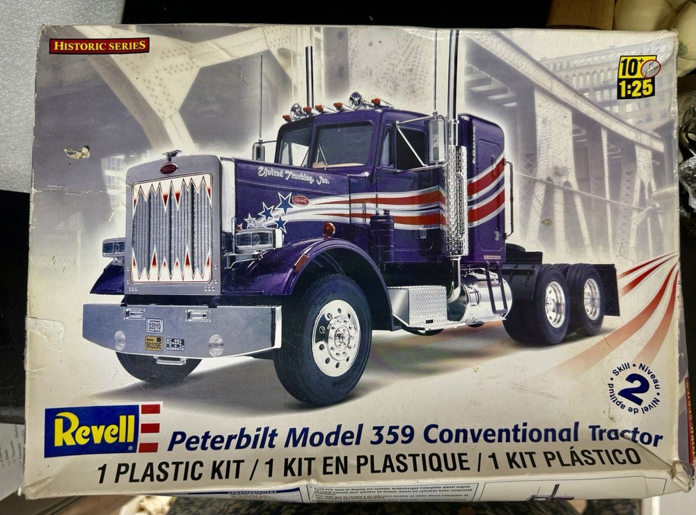 Revell Peterbilt 359 Conventional Tractor Level 4 Plastic 1:25 Model Kit, NEW