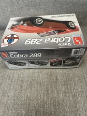AMT Ertl 6587 1/25 Scale 1964 Ford Shelby Cobra 289 Roadster Plastic Model Kit