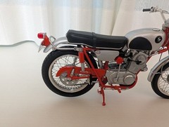 EBBRO 1/10 Honda CL72 Scrambler Red/Silver Finished