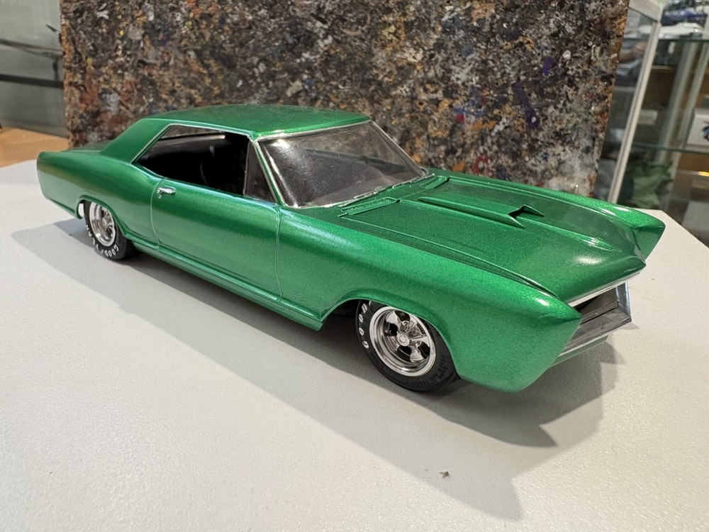 REVELL 1/25 1965 BUICK RIVIERA CUSTOM CRUISIN USA SERIES BUILT