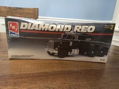 Vintage AMT/ERTL Diamond Reo Semi Tractor 1/25 Model Kit Factory sealed #8137