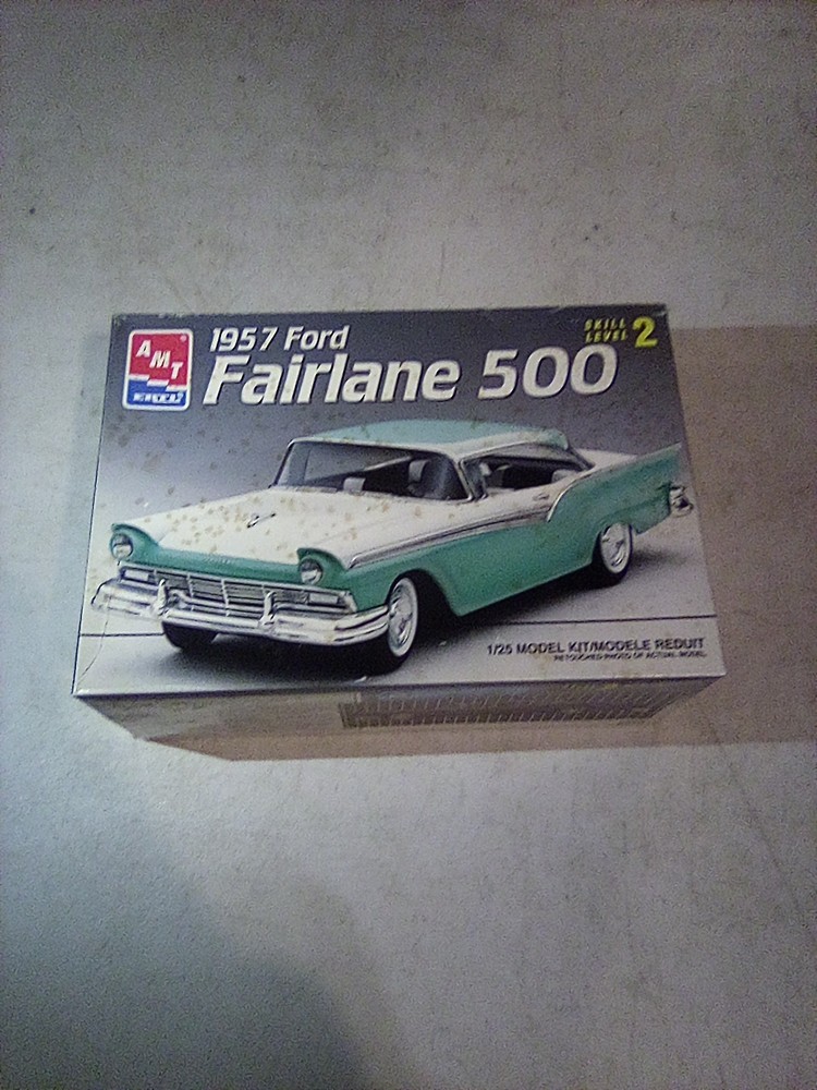 A7B 1:25 1957 Ford Fairlane 500 AMT/ERTL 8028 Open Box, Complete