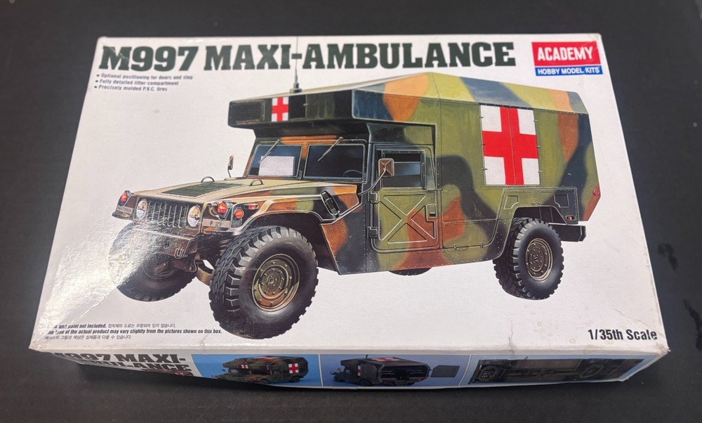 Academy 1:35 M997 4×4 Maxi-Ambulance Hummer Humvee – #1352 – New
