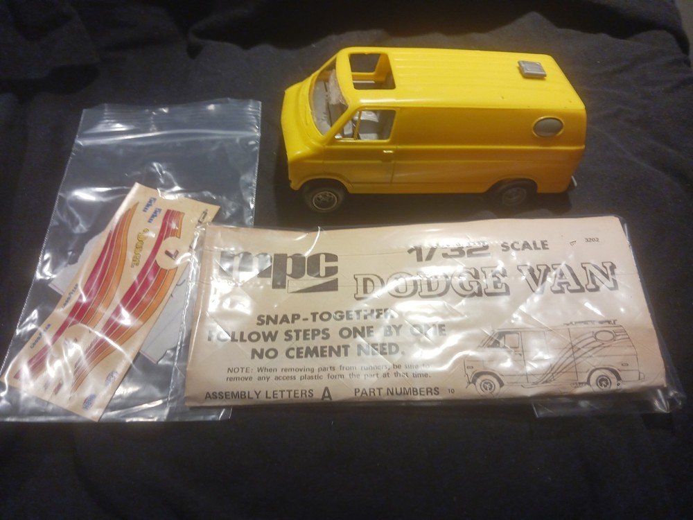 Vintage..MPC 1/32 scale…Dodge Van-snap together model kit…