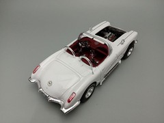 AMT 1960 Chevrolet Corvette 1:25 Scale Model Kit 1:25, unpainted