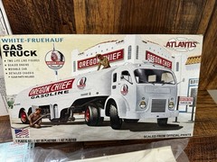 ATLANTIS WHITE-FRUEHAUF OREGON CHIEF GAS TRUCK MODEL KIT #H1029 OPEN BOX 1/48