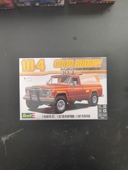 Revell 1979 Jeep J-10 Pickup Truck with Camper Top 1:24 model car kit 14568