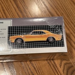 1968 Chevrolet Camaro Z-28 AMT Ertl 1:25 Scale Model Kit