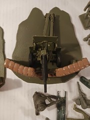 SNAP PLASTICS No. 152 BUILT 1/40th 105mm HOWITZER Lot With Various Fiqures