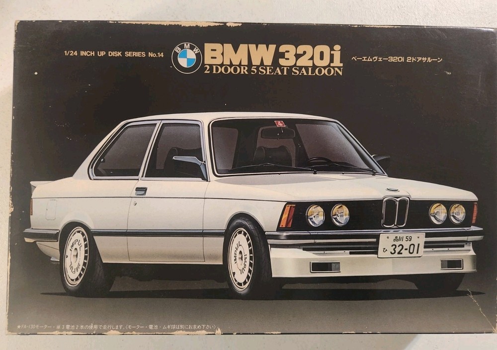Fujima BMW 320i 2 Door 5 Seat Saloon 1:24 Model Car Kit