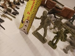SNAP PLASTICS No. 152 BUILT 1/40th 105mm HOWITZER Lot With Various Fiqures